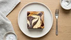 Vláčný kakaový koláč s tvarohem na plech – jednoduchý vzor a skvělá chuť