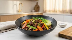 Wok s mletým hovězím a křupavou zeleninou: rychlá večeře z jedné pánve