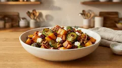 Teplý salát z pečené dýně, batátů a růžičkové kapusty s brusinkami a kozím sýrem